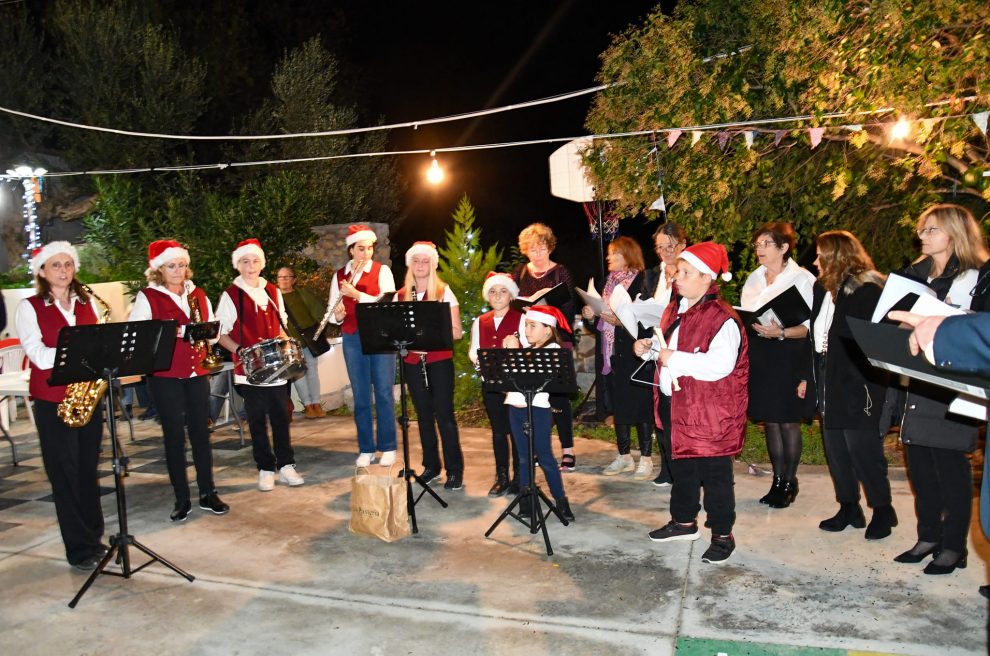 Δήμος Πύλου-Νέστορος: Φωταγωγήθηκαν τα χριστουγεννιάτικα  δέντρα σε Κορώνη και Ασίνη