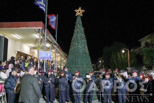 Φωταγωγήθηκε το πρώτο χριστουγεννιάτικο δέντρο στην Καλαμάτα