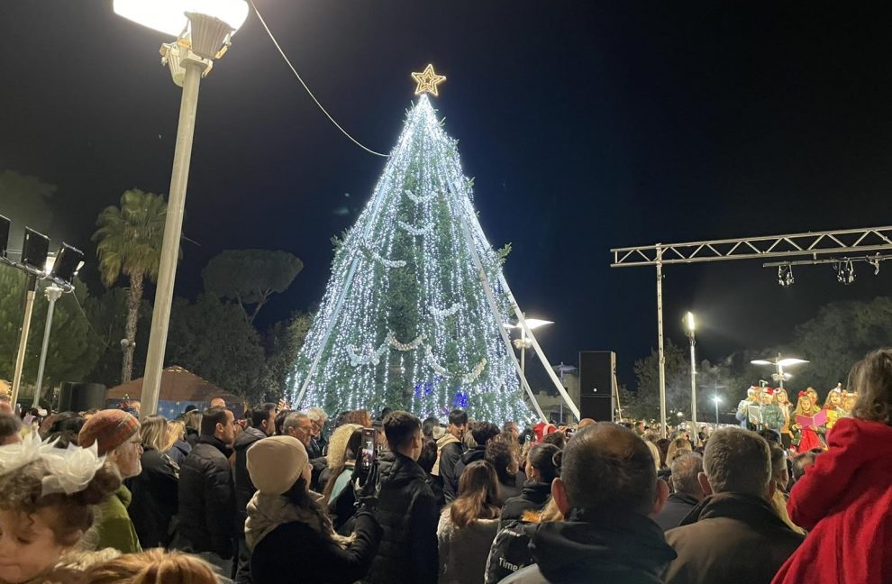 Φωταγωγήθηκε το χριστουγεννιάτικο δέντρο της Μεσσήνης