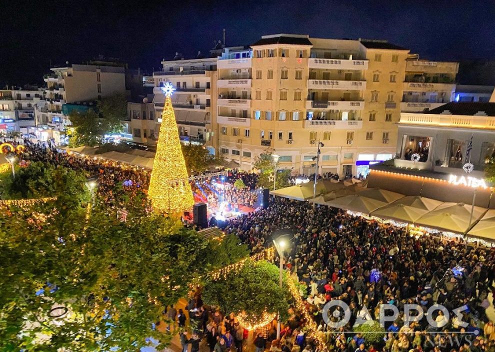 Καλαμάτα: Φωταγωγήθηκε το χριστουγεννιάτικο δέντρο