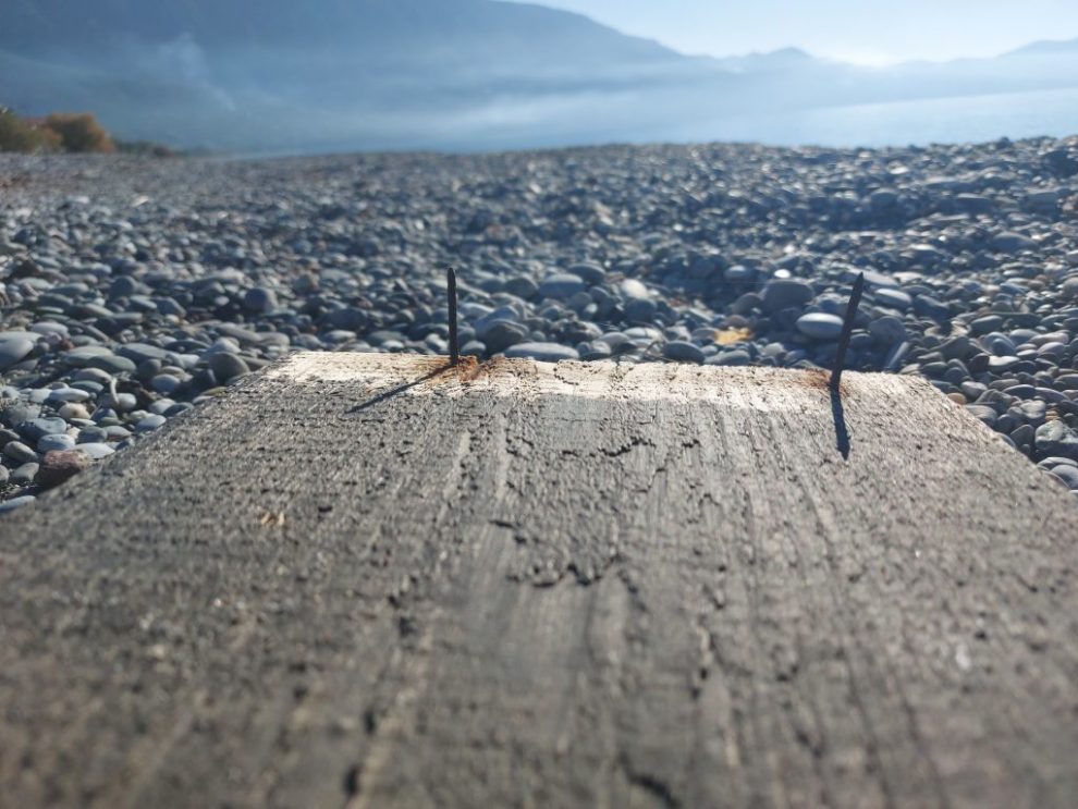 Η Καλαμάτα πρωτοπορεί -Χριστουγεννιάτικος στολισμός της ακτής με σανίδες και πρόκες