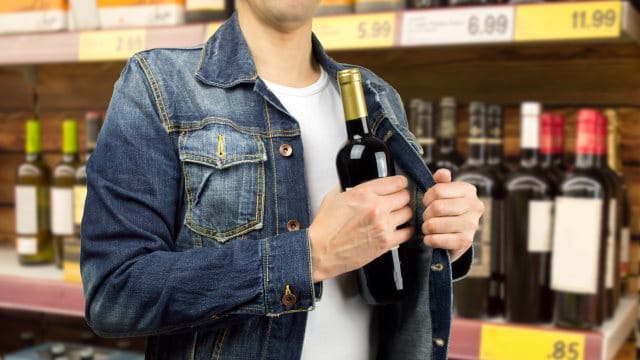 Έκλεψε φιάλη με ποτό από κάβα της Καλαμάτας