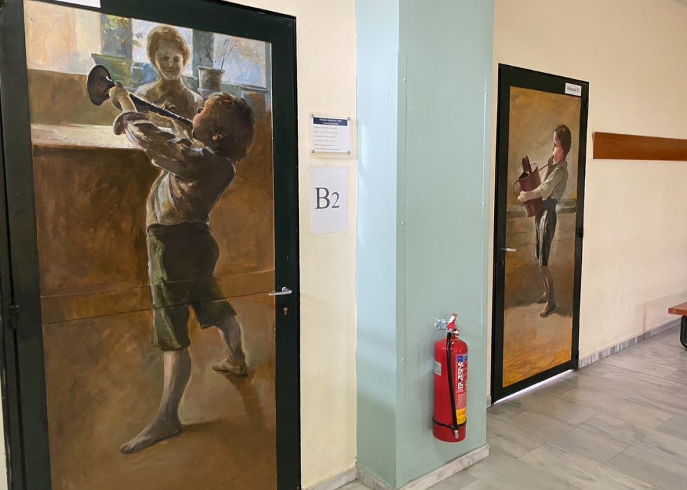Μαθητές μετέτρεψαν σε έργα τέχνης τις πόρτες των αιθουσών του σχολείου τους
