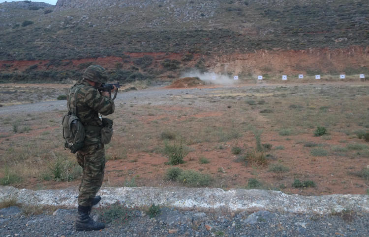 Εκπαίδευση με  πραγματικά πυρά στο Πεδίο Βολής Καλαμάτας