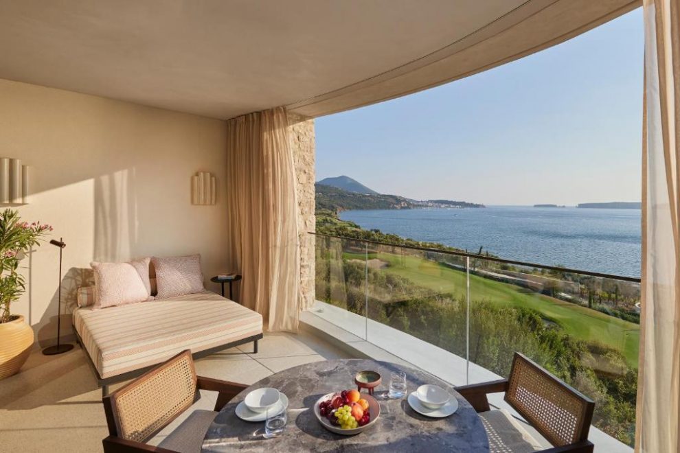 Στις 100 καλύτερες σουίτες του κόσμου η Two Bedroom του Mandarin Oriental Costa Navarino