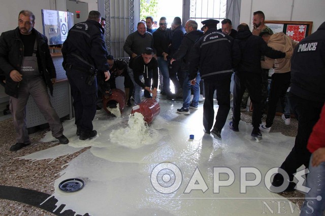 Ένταση με αγρότες που έχυσαν γάλα στο κτήριο της Π.Ε. Μεσσηνίας
