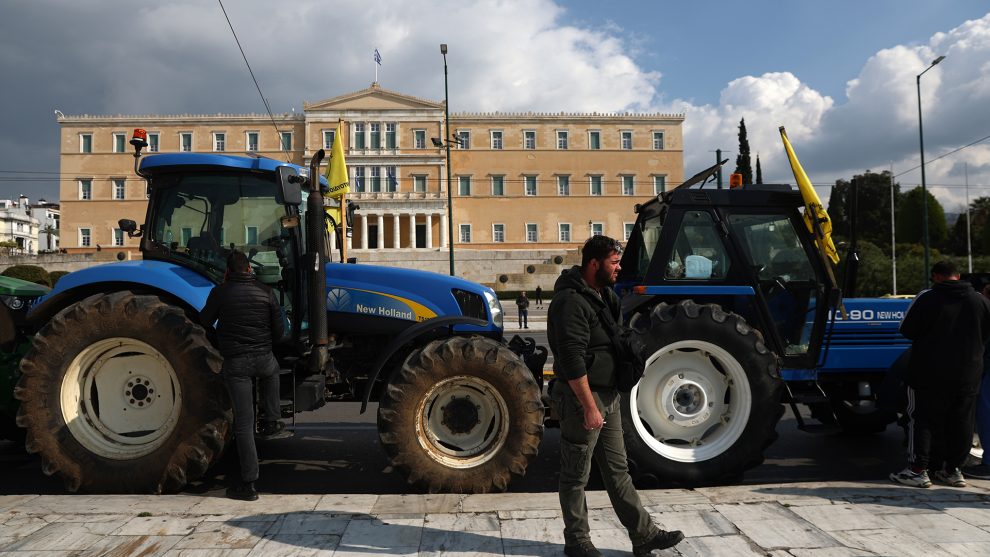 Αγρότες: Έφθασαν στο Σύνταγμα τα τρακτέρ