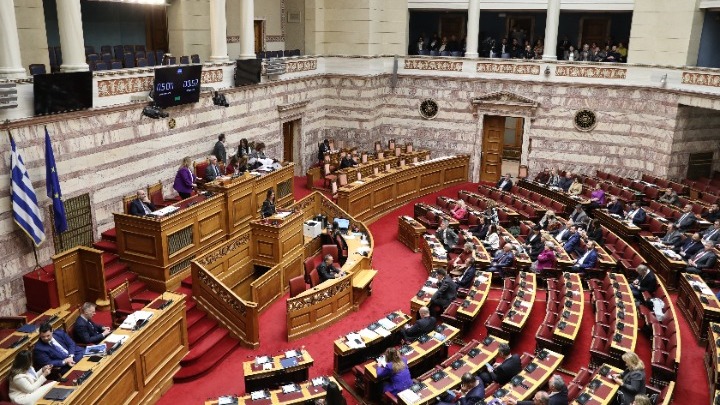 Βουλή: Nόμος η ισότητα στο γάμο με 176 «ναι» – Αυτοί που καταψήφισαν και οι απόντες