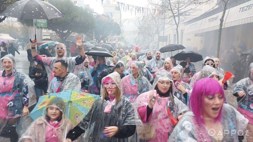 Ολοκληρώθηκε το 11ο Καλαματιανό Καρναβάλι με τον καιρό να τα κάνει μούσκεμα