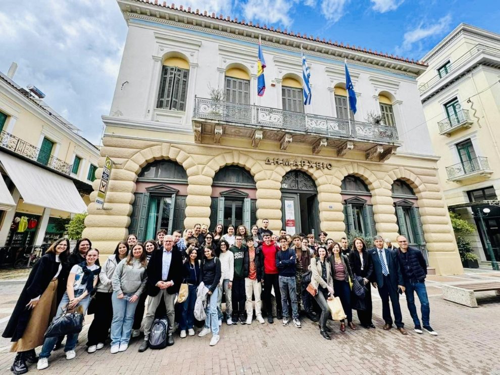 Ιστορικό Δημαρχείο Καλαμάτας: Επίσκεψη μαθητών και καθηγητών από  την Τουλούζη και το Λέτσε της Απουλίας