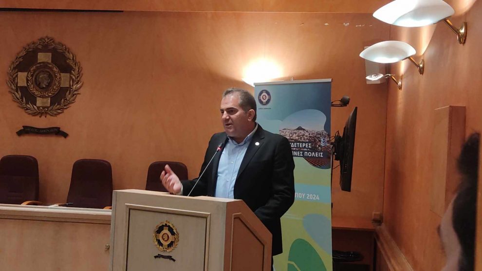 Ομιλία του δημάρχου Καλαμάτας στο δημαρχείο Αθήνας για την κλιματική ουδετερότητα