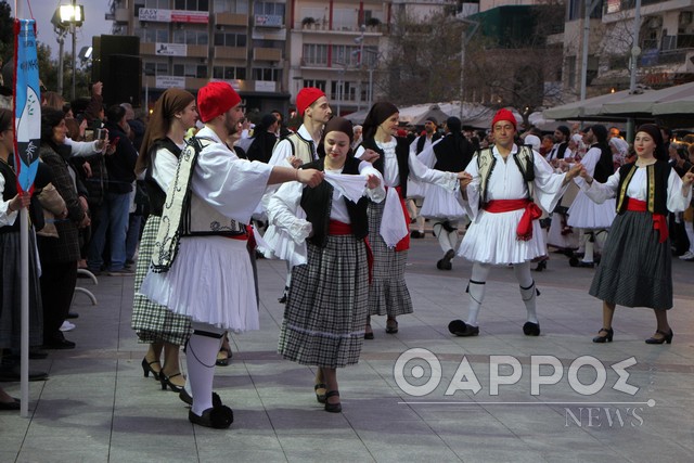 «Καλαματιανέ μου αέρα»: Εντυπωσιακό το χορευτικό αντάμωμα στην κεντρική πλατεία της πόλης