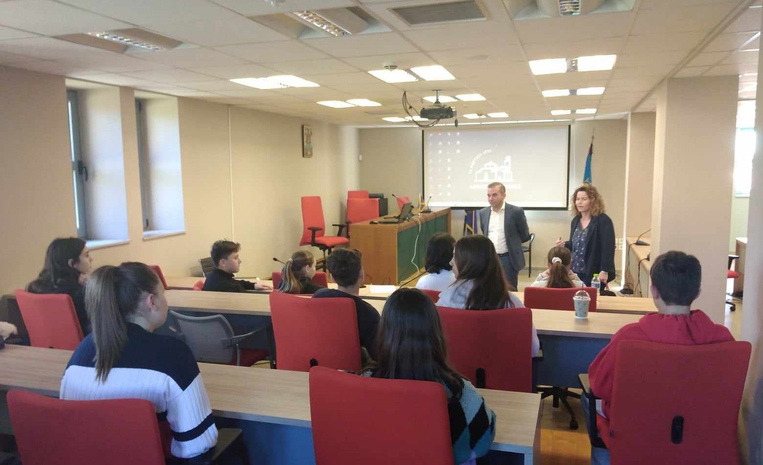 Μαθητές παρουσίασαν στο Δημαρχείο Καλαμάτας την ψηφιακή πλατφόρμα για εθελοντές VoluntUp