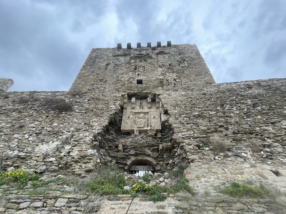 Κάστρο Μεθώνης: Ακόμα στις μελέτες…  και το μνημείο καταρρέει