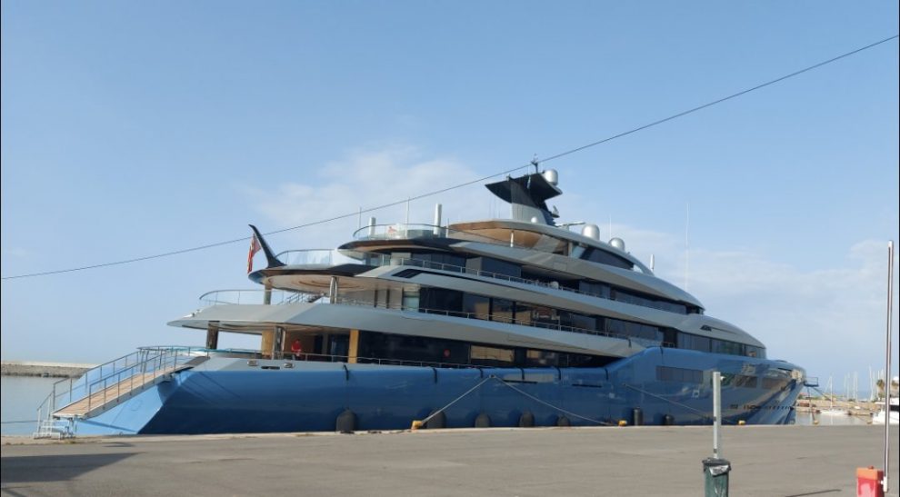 “Aviva”: Το εντυπωσιακό γιοτ που έδεσε στο λιμάνι της Καλαμάτας -Έχει μήκος 98 μέτρα