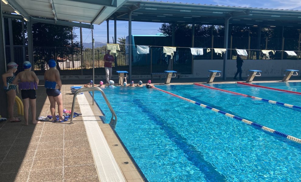 Κολυμβητήριο Κυπαρισσίας: Μαθητές μαθαίνουν και χαίρονται την κολύμβηση