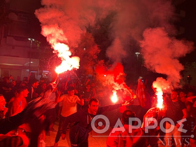 Πήρε φωτιά από φίλους του Ολυμπιακού η πλατεία της Καλαμάτας