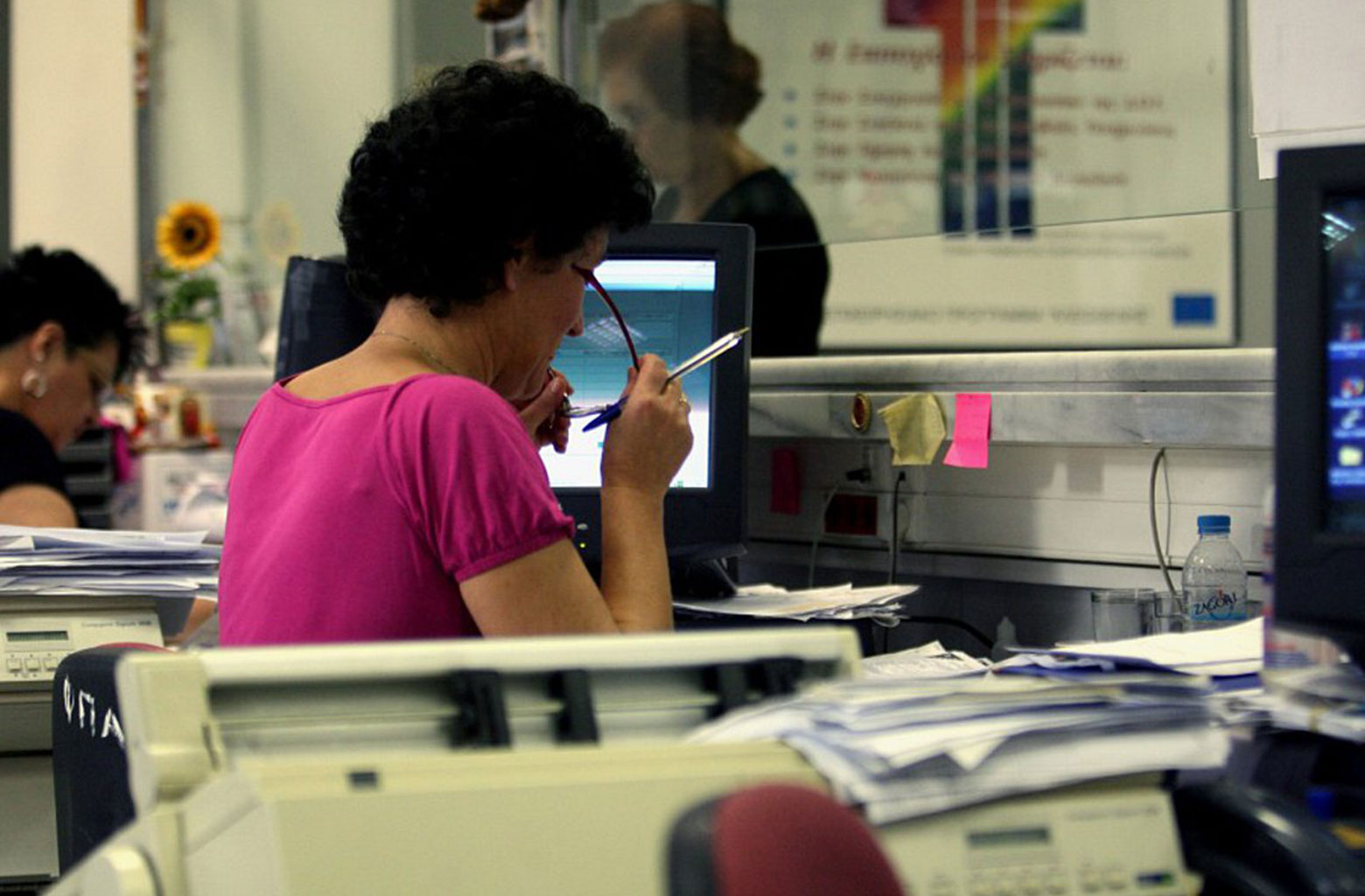 Εγκύκλιος ΥΠΕΣ για τον καύσωνα: Με τηλεργασία και ευέλικτο ωράριο το Δημόσιο – Πώς θα λειτουργήσουν οι υπηρεσίες