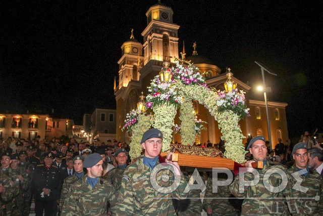 Πλήθος πιστών στην Ακολουθία του Επιταφίου στην Καλαμάτα