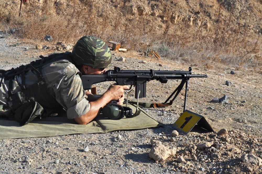 Εκπαίδευση με πραγματικά πυρά στο πεδίο βολής
