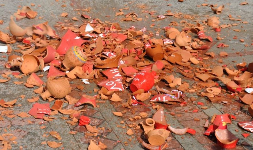 Ο Εμπορικός Σύλλογος Φιλιατρών αναβιώνει έθιμο με σπάσιμο κανατιών
