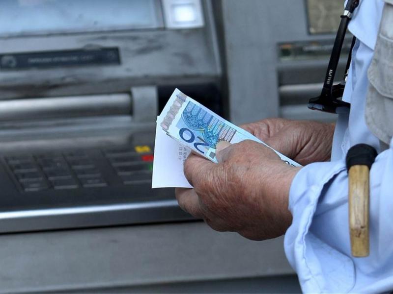 Ας πάει για δουλειά όποιος  δεν του φτάνει η σύνταξη!