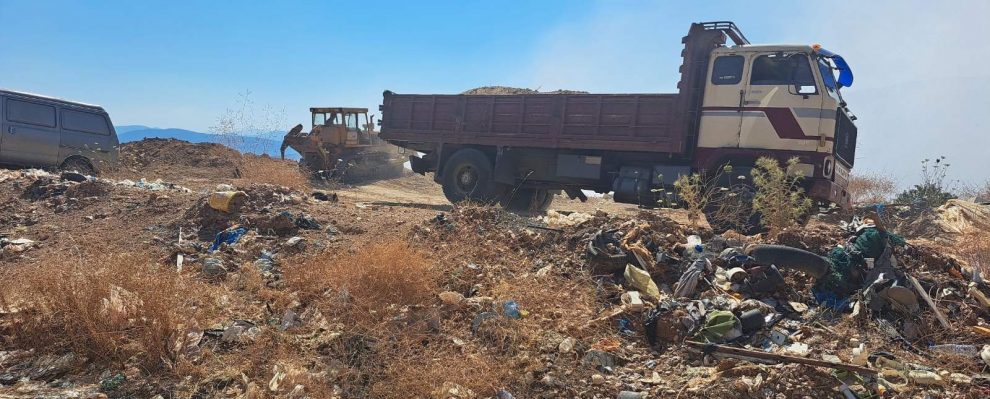 Αλιμάκι: Εργασίες επιχωμάτωσης για κατάσβεση της φωτιάς στο σκουπιδότοπο
