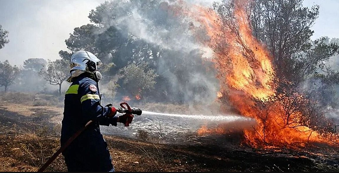 Σε εξέλιξη φωτιά στο Πεταλίδι