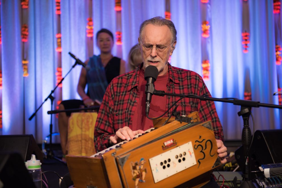 Συναυλία με τον Krishna Das στο  Zen Rocks στα Καλιανέικα Μάνης