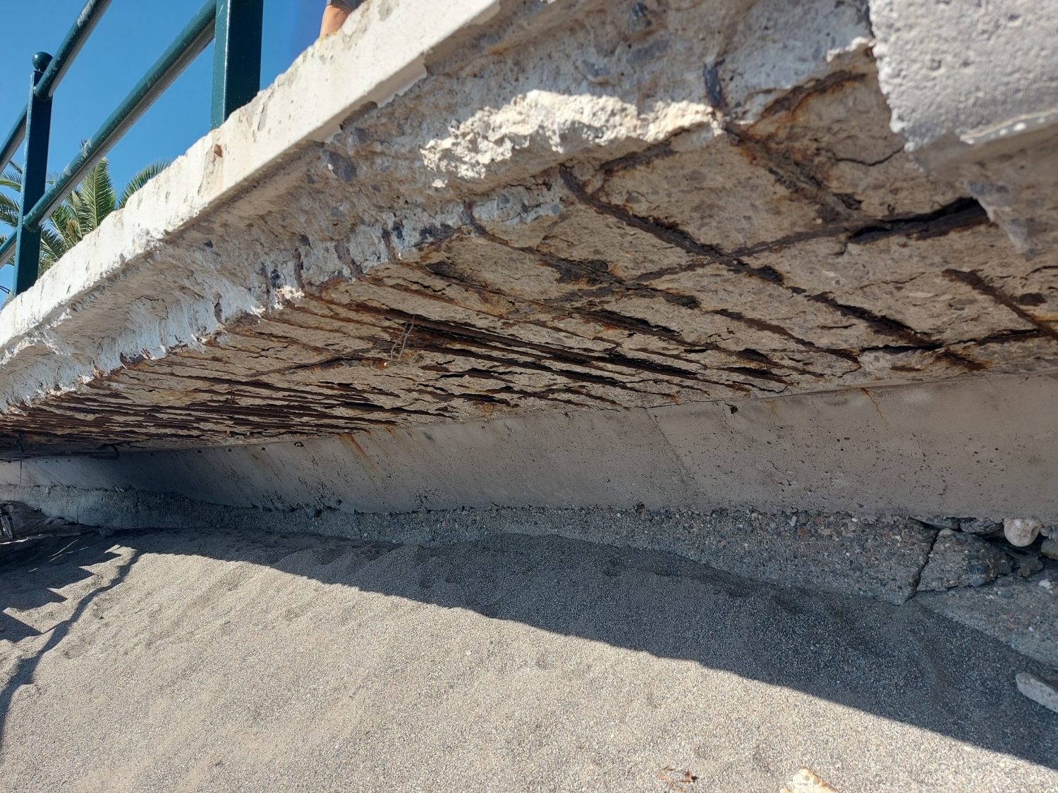 Καταρρέουν τα τσιμέντα…