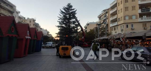 Στην κεντρική πλατεία της Καλαμάτας το φετινό χριστουγεννιάτικο δέντρο