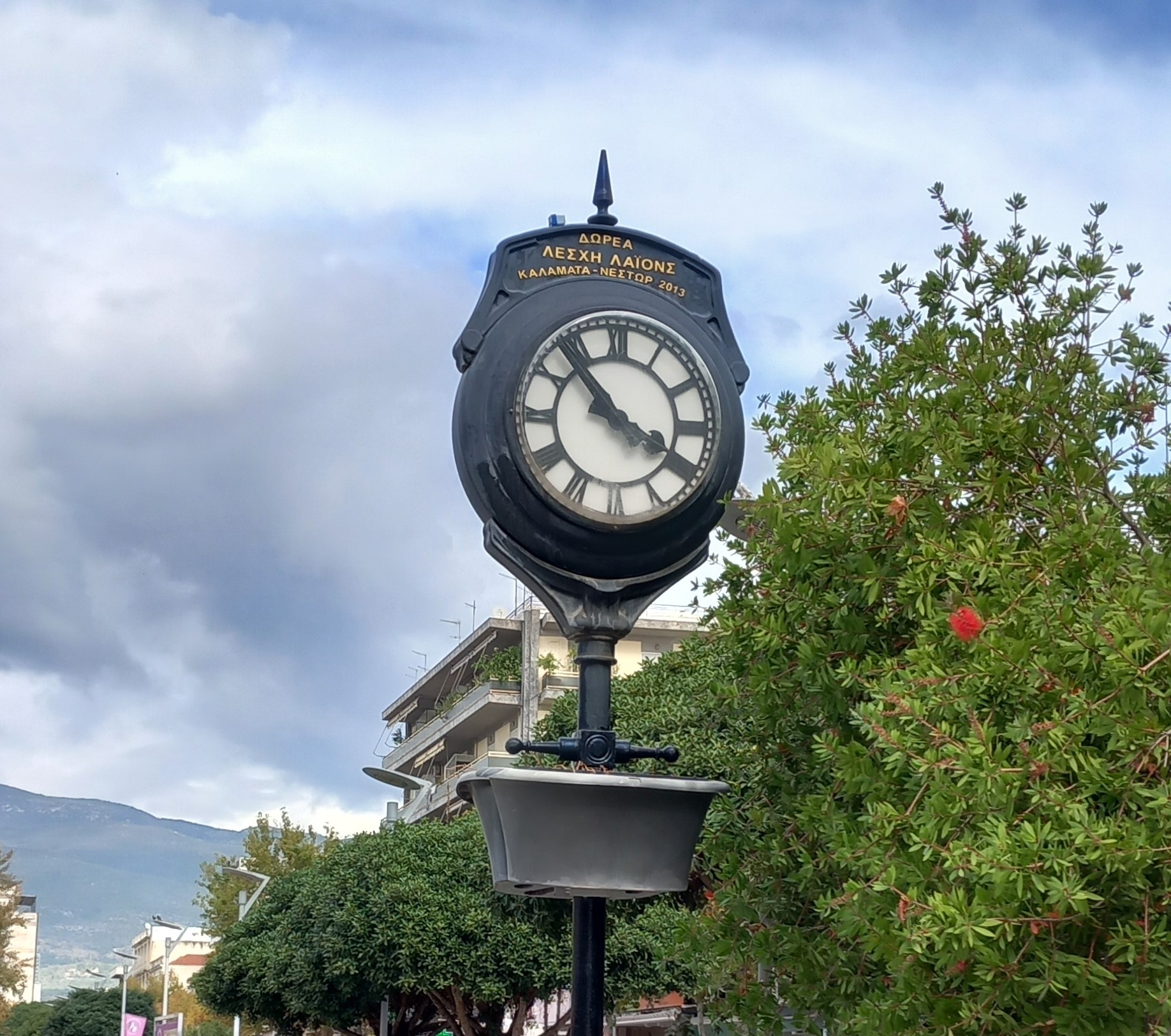 Παρατημένα ρολόγια και ζαρντινιέρες