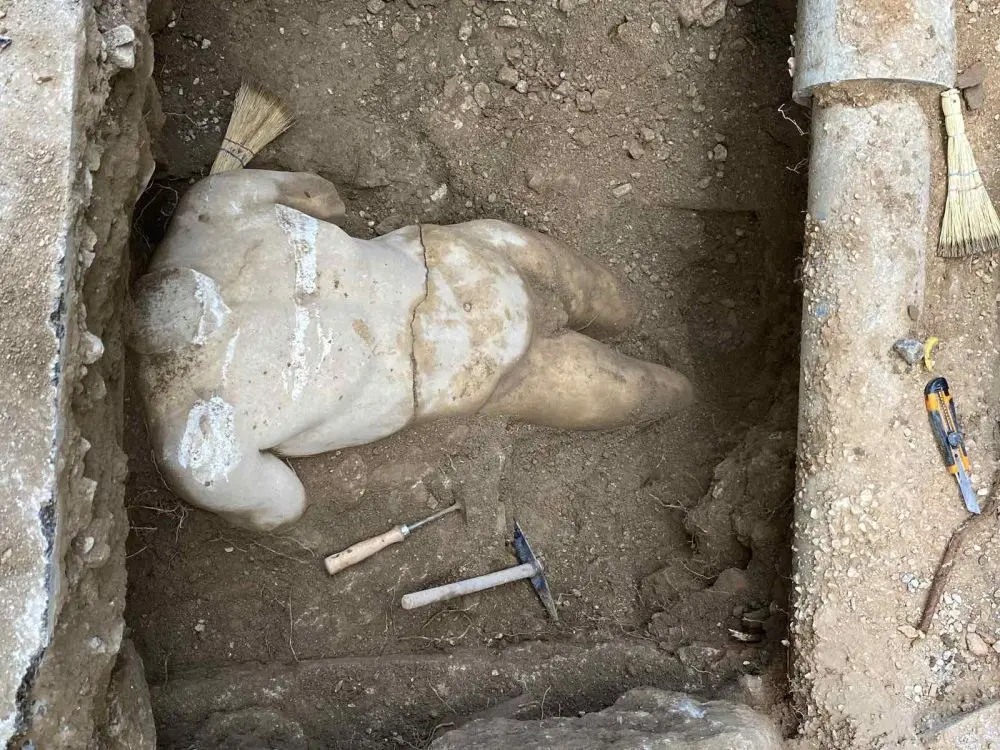Βρέθηκε αρχαίο άγαλμα του Ερμή κατά τη διάρκεια έργων φυσικού αερίου