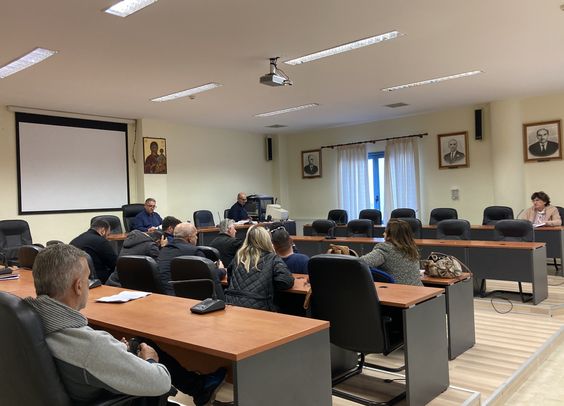 Δ.Σ. Τριφυλίας: Ερωτήσεις για ογκώδη αντικείμενα στις Εργατικές Κατοικίες, διακοπές νερού & συγχωνεύσεις ΔΕΥΑ