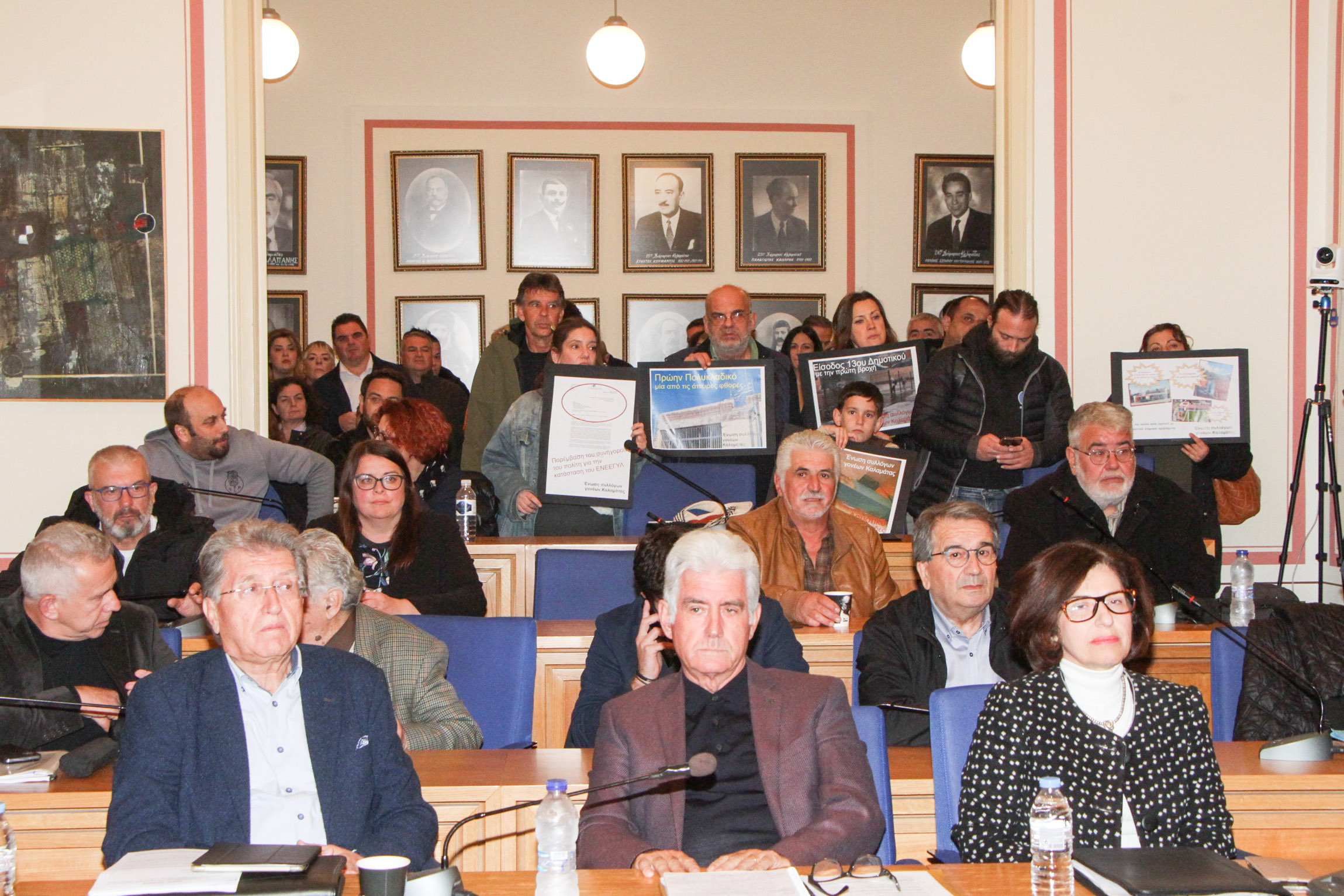 Διαμαρτυρία στο Δημοτικό Συμβούλιο Καλαμάτας για την κατάσταση στα σχολεία