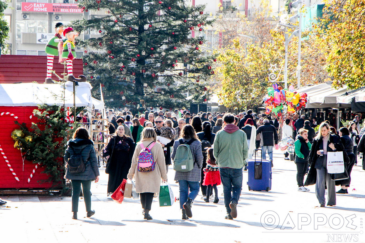 Με άστατο καιρό και παιδικές φωνές η παραμονή των Χριστουγέννων στην Καλαμάτα