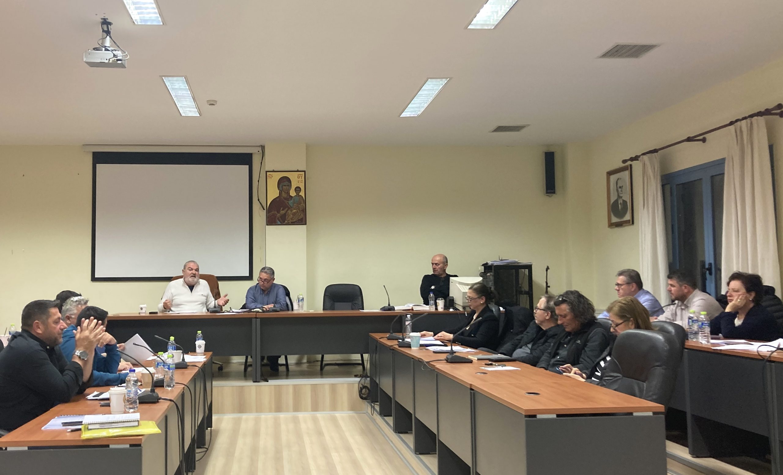 Δ.Σ. Τριφυλίας: Πρωινές συνεδριάσεις, διακοπές παροχών  νερού και φωτισμός Κάστρου Κυπαρισσίας