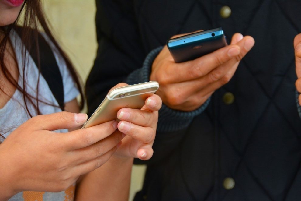 Smartphones: Τα κινητά ακούνε τι λέμε; Η αλήθεια για τις διαφημίσεις