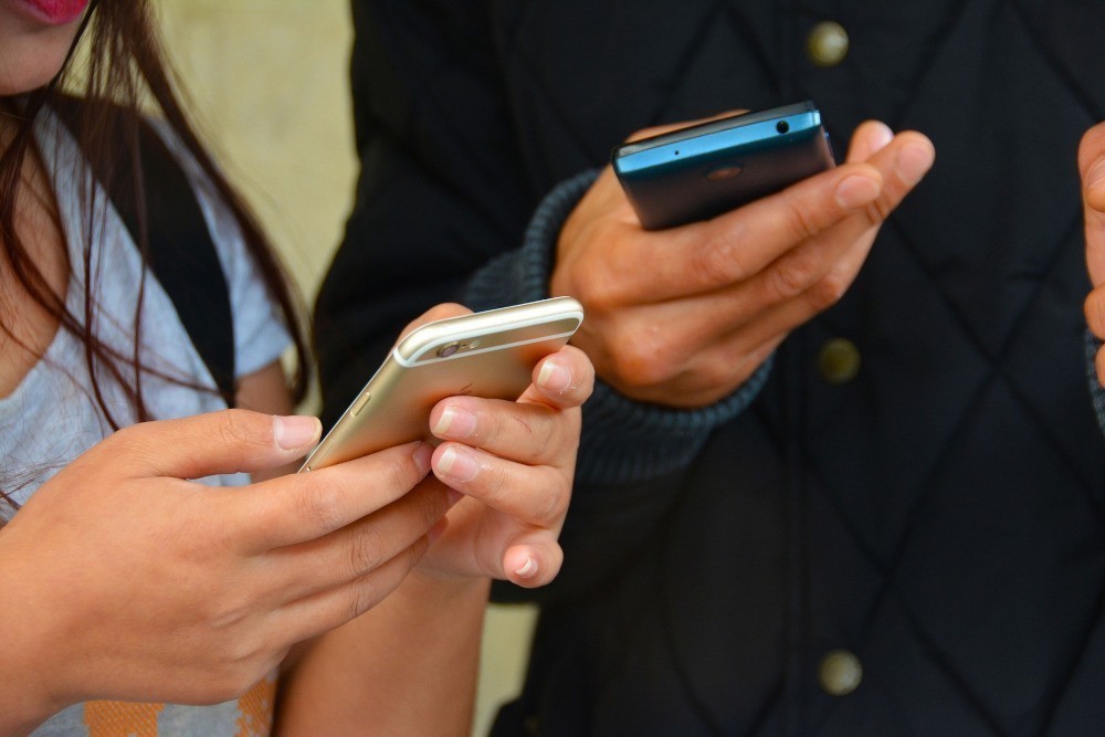Smartphones: Τα κινητά ακούνε τι λέμε; Η αλήθεια για τις διαφημίσεις