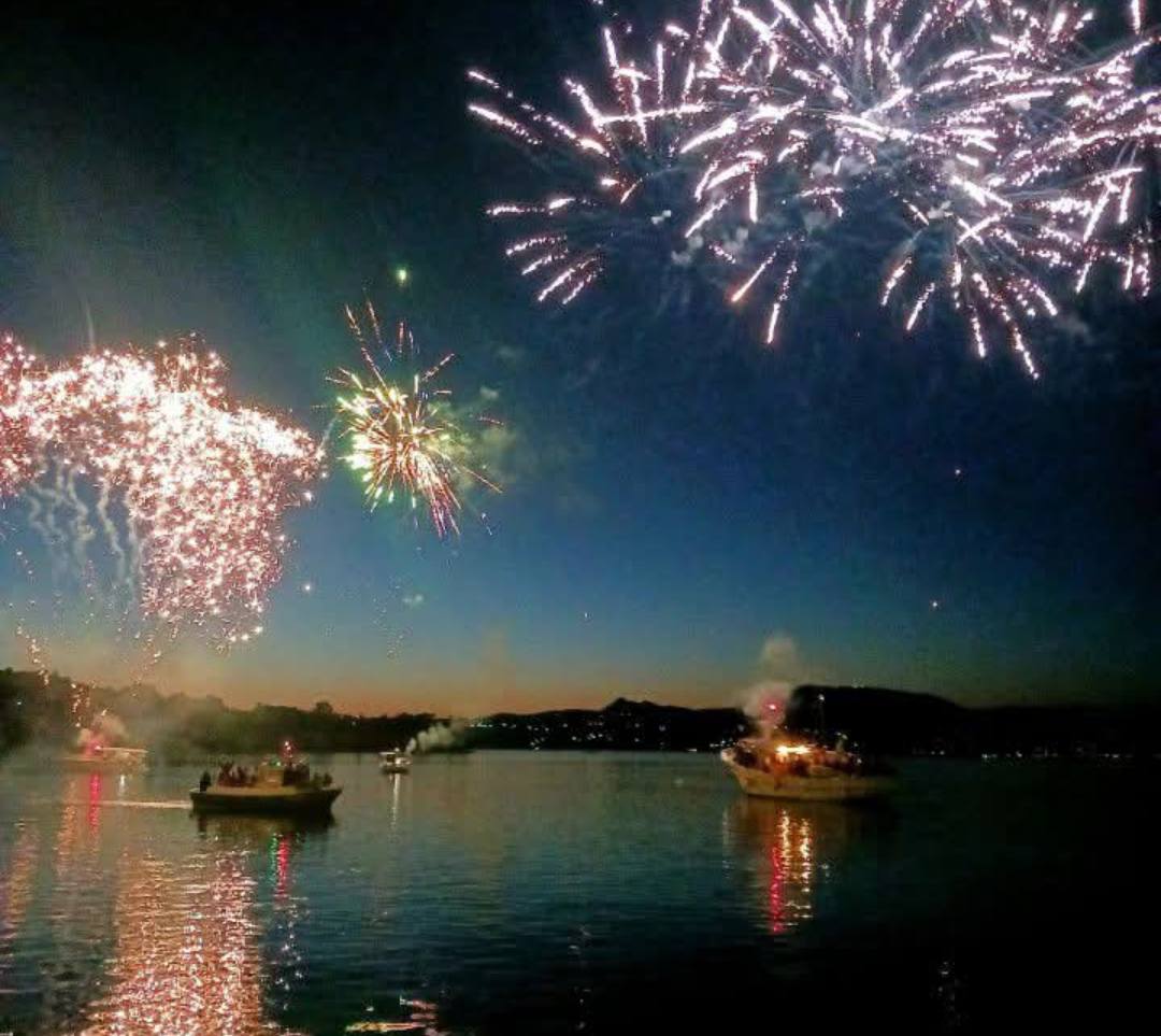 Κορώνη: Εντυπωσιακή η “Βαρκαρόλα το βράδυ των ευχών”