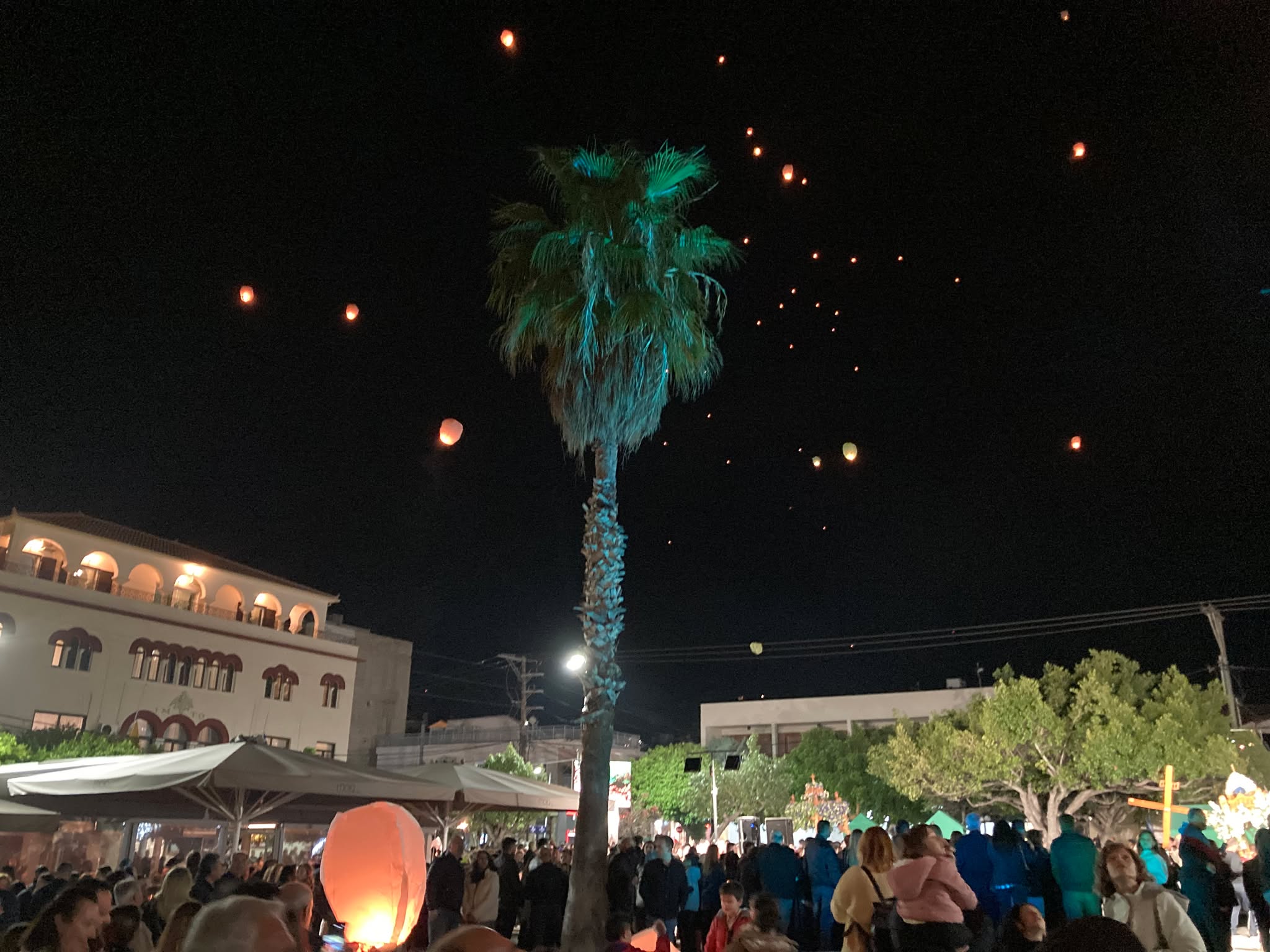 Φαναράκια με ευχές στον ουρανό της Κυπαρισσίας