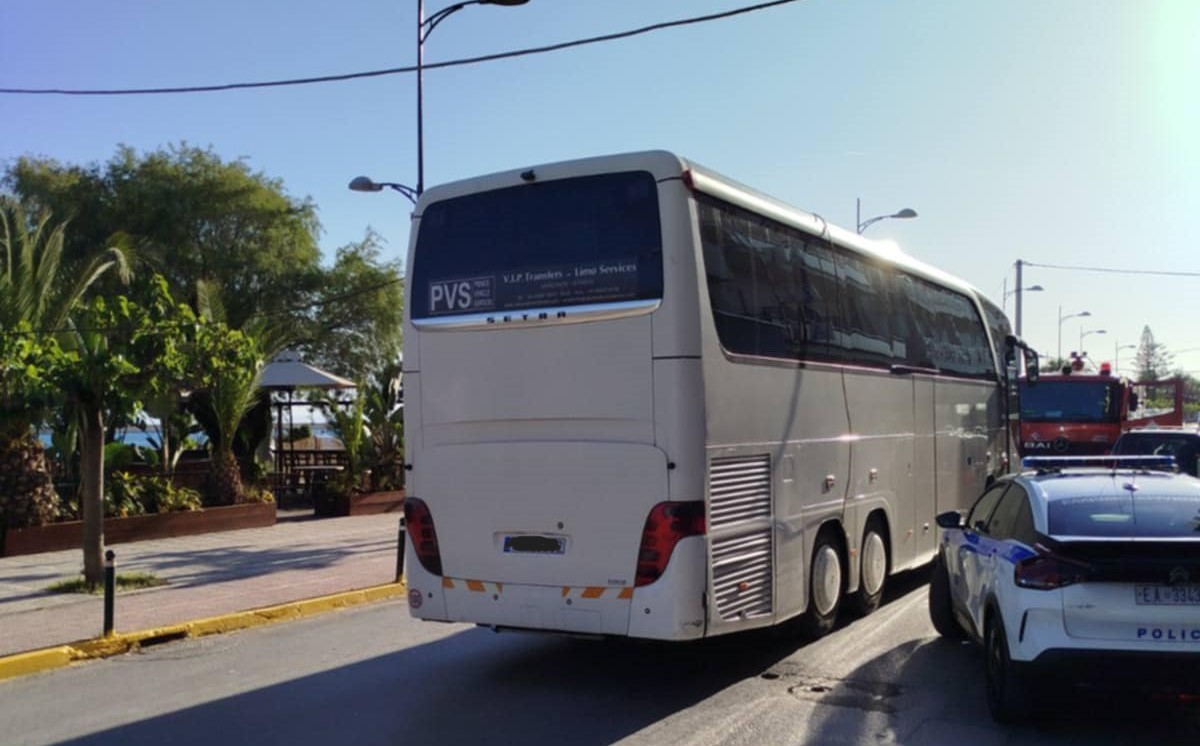 Νέο ατύχημα στη Ναυαρίνου με καλώδια καταστημάτων