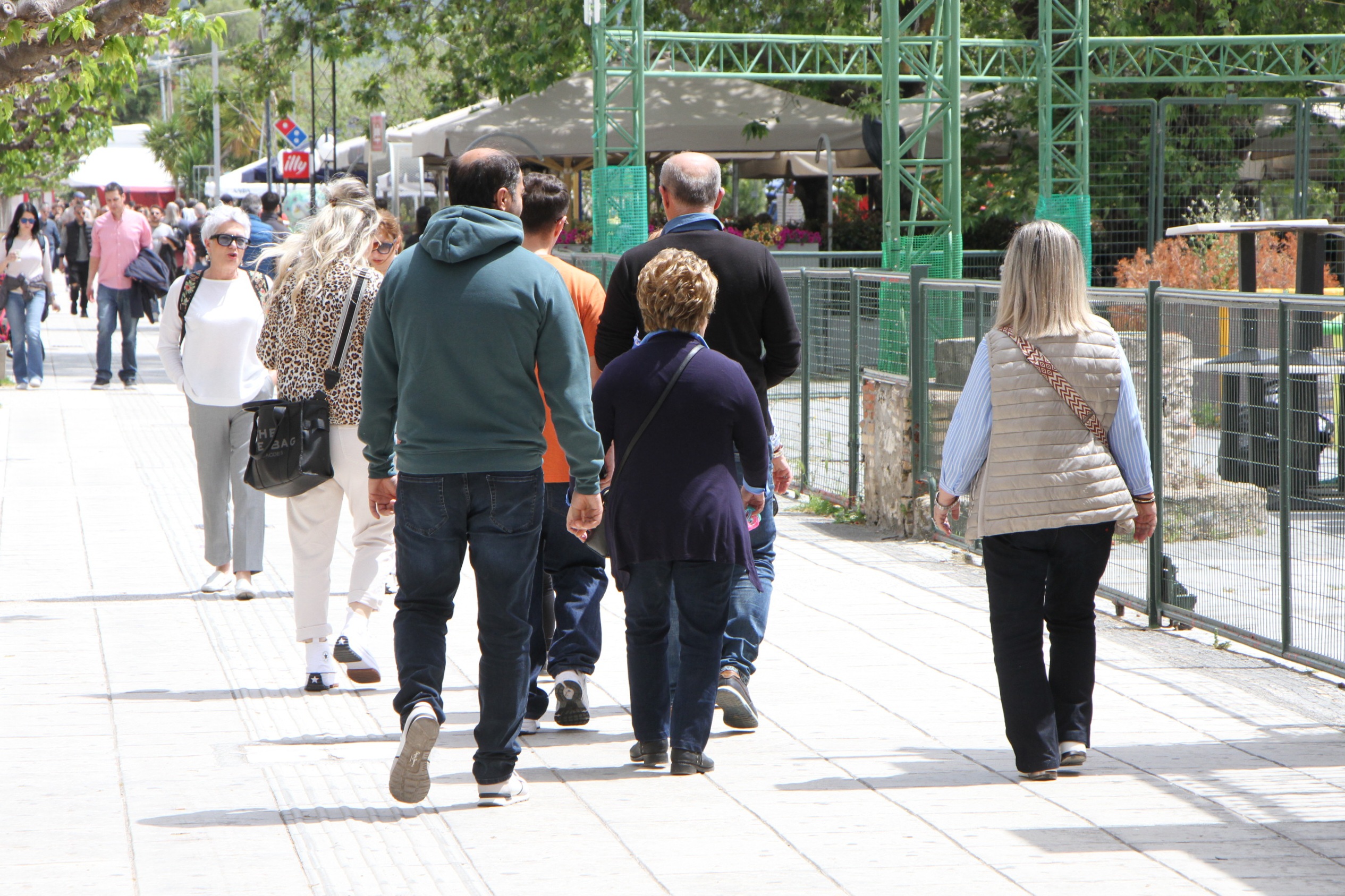 Έρευνα aboutpeople: Πώς θα είναι ο κόσμος το 2035; Οι προβλέψεις των Ελλήνων