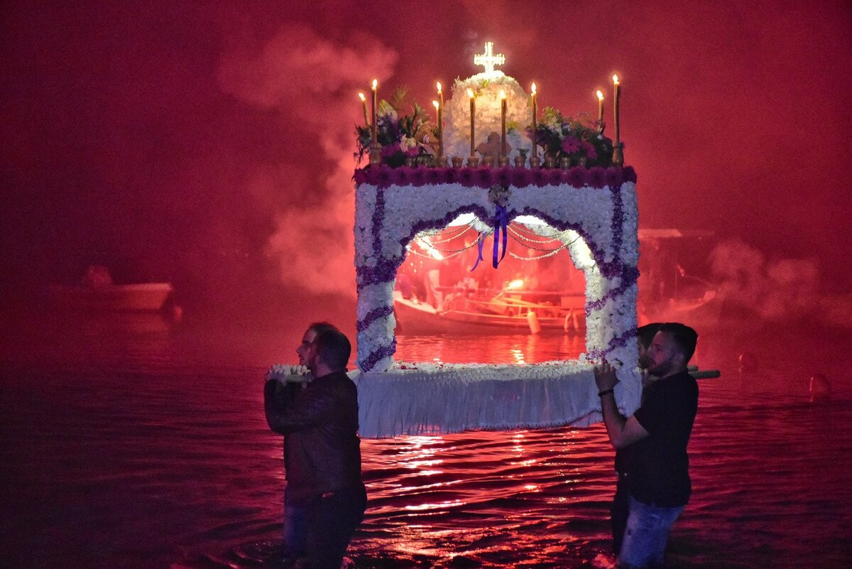Το έθιμο της περιφοράς του Επιταφίου μέσα στη θάλασσα – Πού θα το δείτε