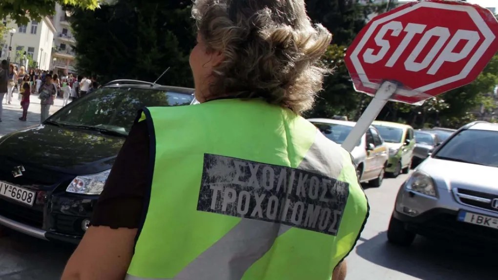 Η Ένωση Συλλόγων Γονέων Δήμου Καλαμάτας διαμαρτύρεται για την απόλυση εννέα σχολικών τροχονόμων