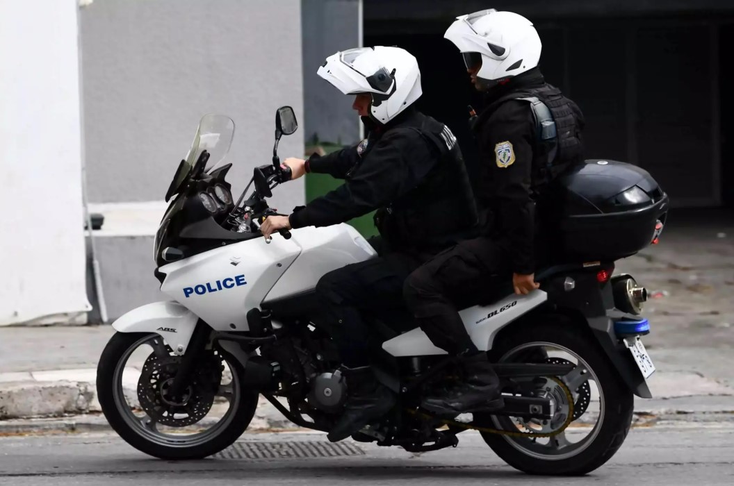 Συλλήψεις νεαρών για  ναρκωτικά δισκία και στιλέτο