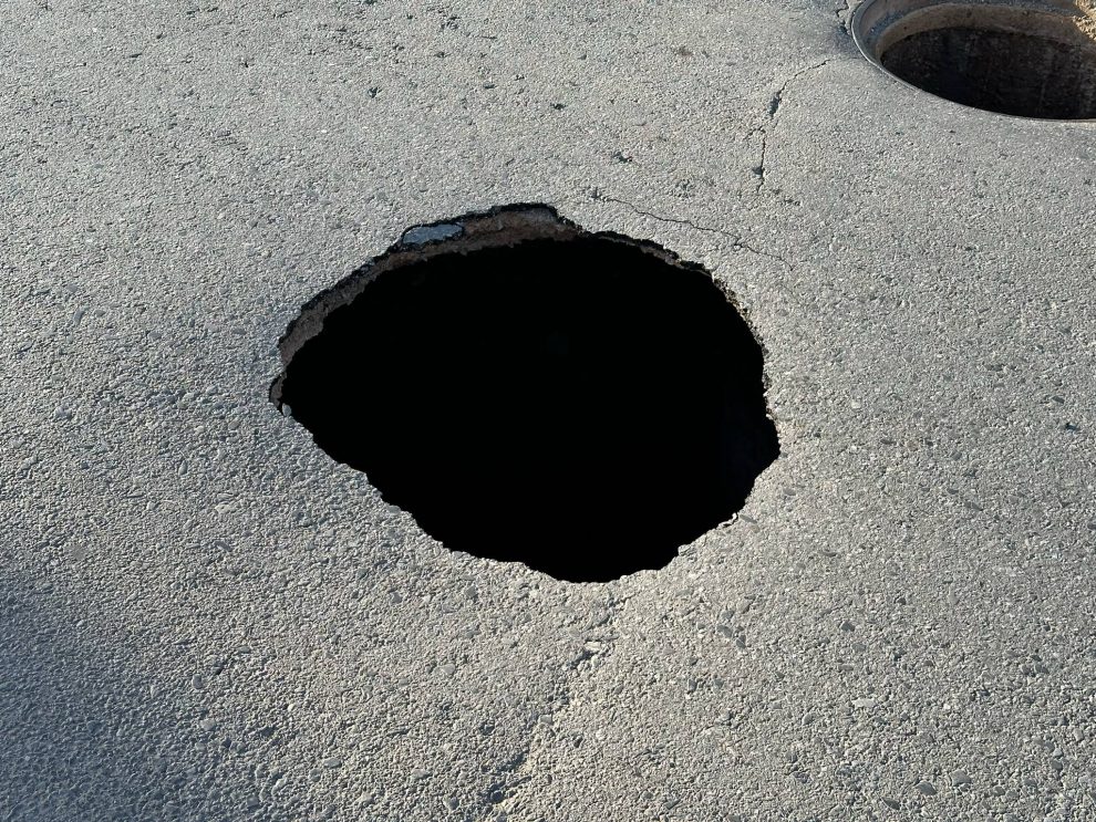 Άνοιξε τρύπα δύο μέτρων στη Ναυαρίνου