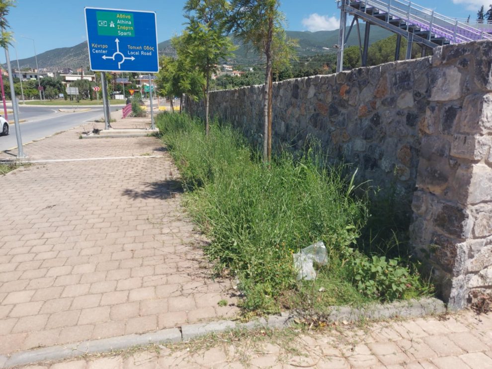 «Πνιγμένο»  στα χορτάρια το Ανοιχτό Θέατρο Καλαμάτας