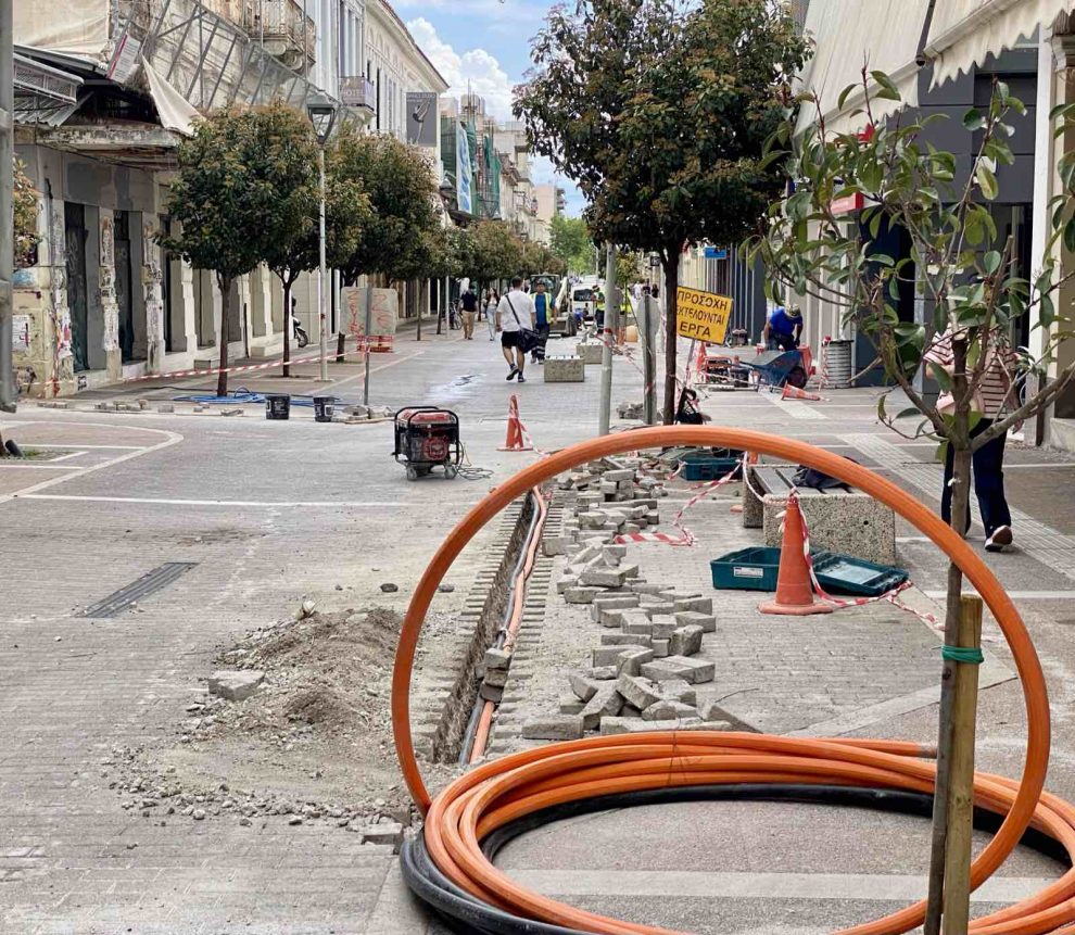 Οι εργασίες (που) συνεχίζονται