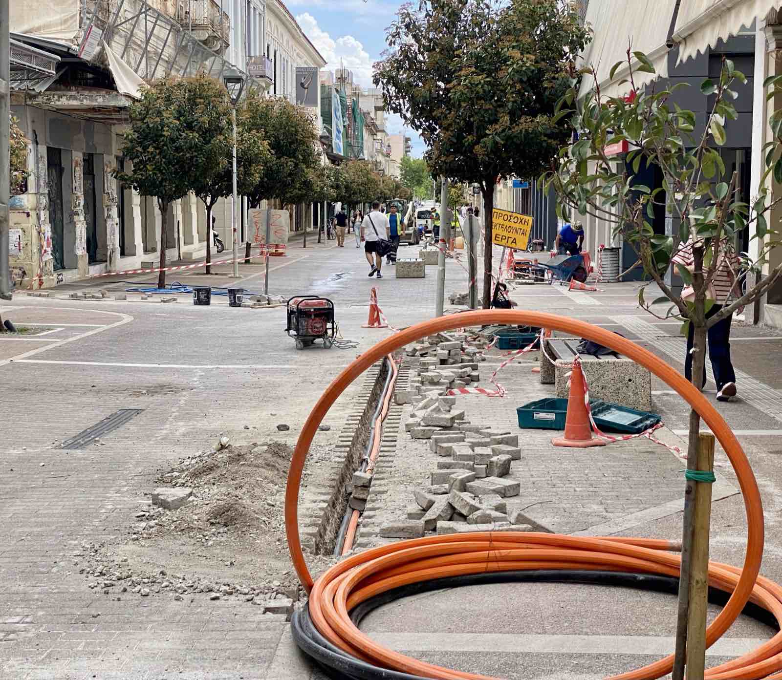 Οι εργασίες (που) συνεχίζονται